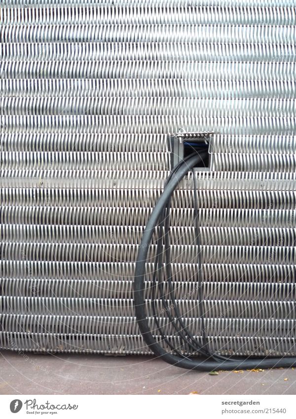 kabelanschluss Baustelle Telekommunikation Technik & Technologie Informationstechnologie Industrieanlage Fabrik Gebäude Fassade Metall glänzend kalt grau Kabel