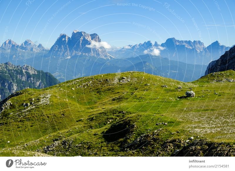 Blick über die Gipfel der Dolomiten Abenteuer Ferne Berge u. Gebirge wandern Landschaft Felsen Alpen natürlich wild blau grün schön dankbar ruhig entdecken