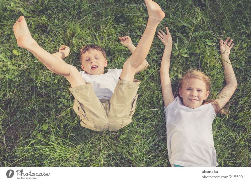 Zwei glückliche Kinder, die tagsüber auf dem Rasen spielen. Konzept Bruder und Schwester für immer zusammen Lifestyle Freude Glück schön Gesicht