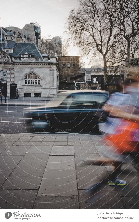London Speed Stadt Hauptstadt Stadtzentrum überbevölkert fahren laufen Joggen Geschwindigkeit Bewegung Bewegungsunschärfe England Großbritannien rennen