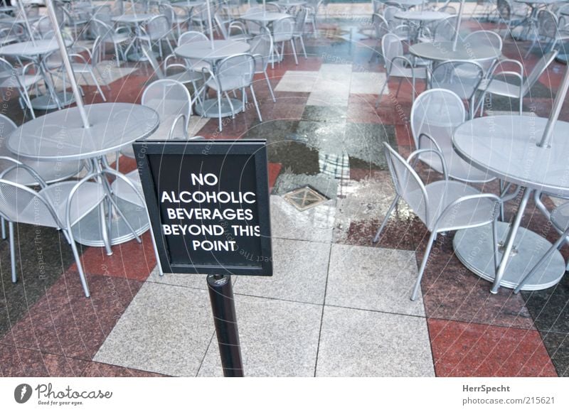 Nichttrinkerzone Alkohol Stuhl Tisch Restaurant nass trist grau rot Café Straßencafé Verbotsschild Verbote geschlossen Wasserlache Pfütze Farbfoto