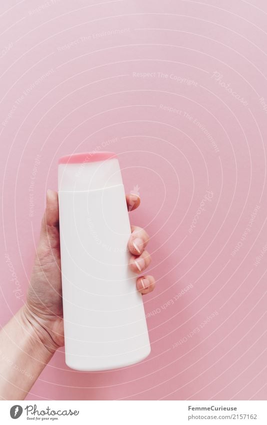 Plastik (04) 1 Mensch Körperpflege Kunststoff PE-Flaschen Verpackung Kosmetik Haarwaschmittel Duschgel rosa Hand Finger festhalten Fingernagel