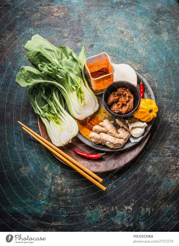 Asiatisch kochen mit Pak Choi, Essstäbchen und Gewürze Lebensmittel Kräuter & Gewürze Ernährung Bioprodukte Vegetarische Ernährung Diät Asiatische Küche