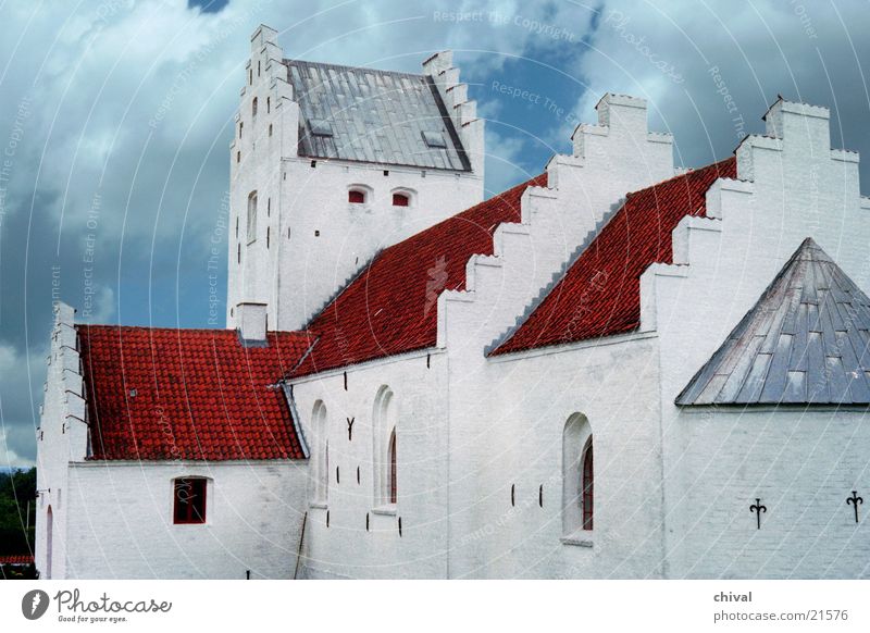 Kirche in Dänemark Dach Stufendach Kirchturm Wolken rot weiß Gotteshäuser Religion & Glaube Apsis Kontrast Himmel blau Treppe