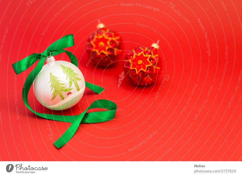 Weihnachtskugeln mit grünem Geschenkband auf rotem Hintergrund Design Freude Feste & Feiern Weihnachten & Advent Ornament Kugel Schnur Schleife weiß Gefühle