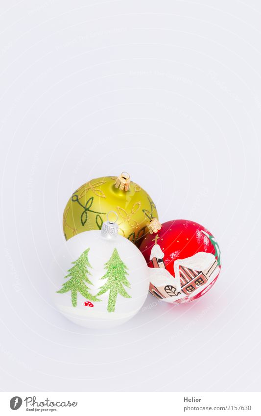 Drei Christbaumkugeln auf weissem Hintergrund Design Freude Feste & Feiern Weihnachten & Advent Glas Zeichen Ornament Kugel schön mehrfarbig grün rot weiß