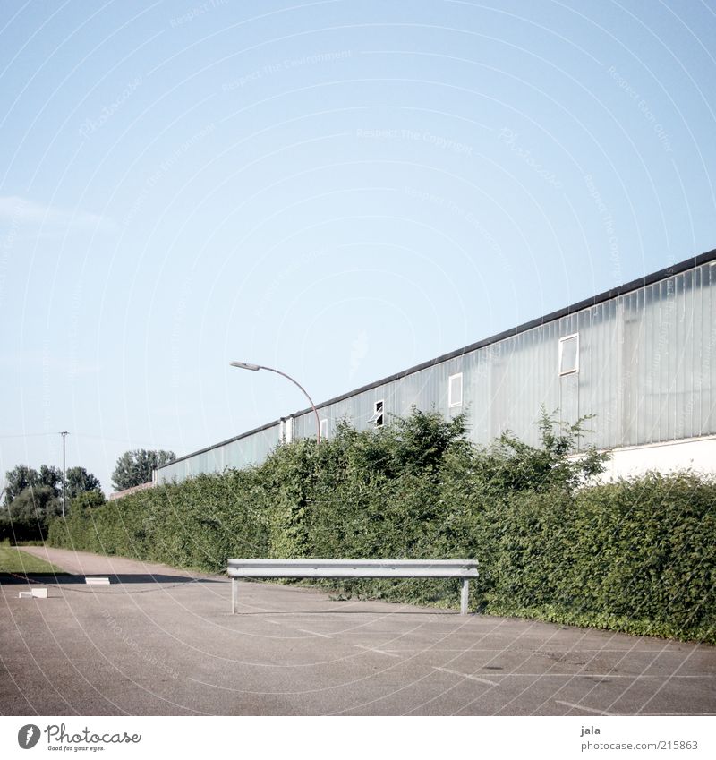 an ner halle Himmel Pflanze Sträucher Industrieanlage Platz Bauwerk Gebäude Architektur Halle Straßenbeleuchtung Parkplatz blau grau grün Farbfoto Außenaufnahme