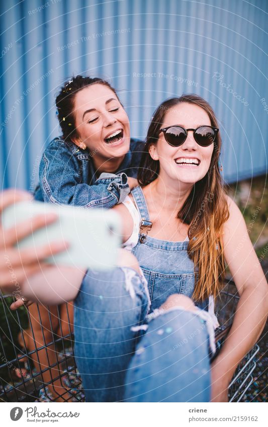 Glückliche Freunde Des Jungen Erwachsenen Die Selfie Mit Telefon Nehmen Ein Lizenzfreies 