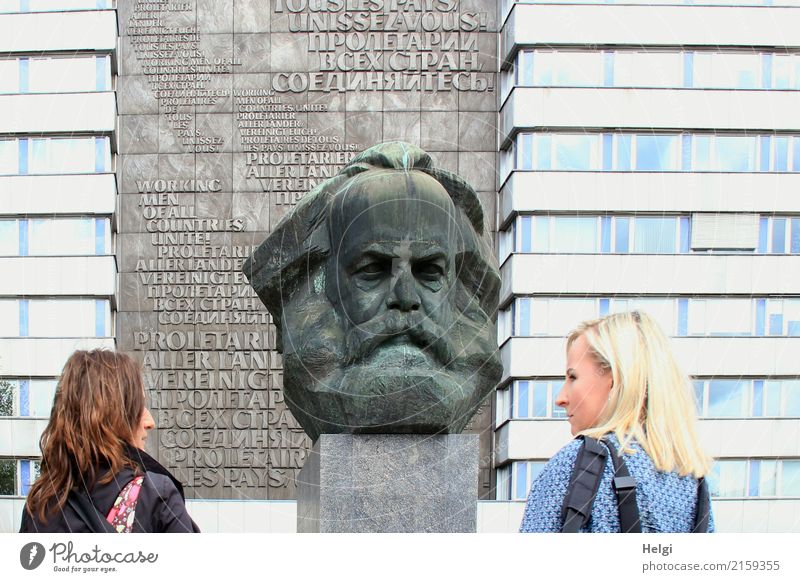 zwei Frauen, eine brünett, die andere blond, stehen im Halbprofil vor dem Karl-Marx-Denkmal in Chemnitz Mensch feminin Erwachsene 2 30-45 Jahre 45-60 Jahre