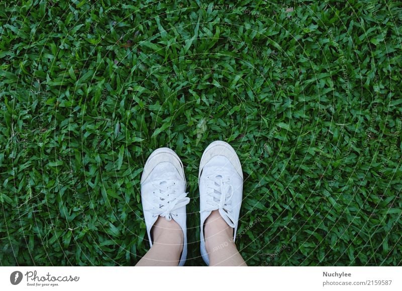 Selfie von Füßen in Schuhen auf Gras Lifestyle Stil Ferien & Urlaub & Reisen Abenteuer Freiheit Sommer Mensch Fuß Natur Frühling Wiese Mode Turnschuh stehen