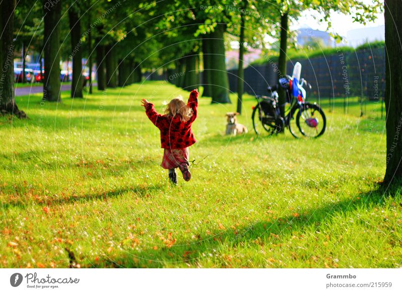 Lola rennt Ausflug Mensch Kind Kleinkind Mädchen 1 1-3 Jahre Tier Haustier Hund laufen rennen Fröhlichkeit grün rot Freude Glück Lebensfreude Begeisterung