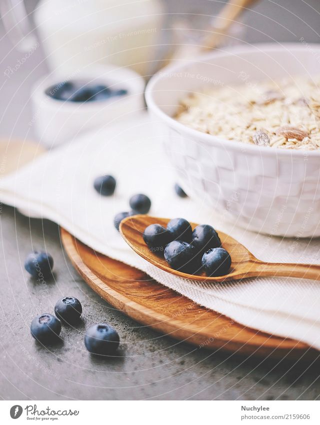 organische frische Blaubeere und Getreide mit Milch Frucht Ernährung Frühstück Bioprodukte Diät Schalen & Schüsseln Löffel Gesunde Ernährung Papier Holz lecker