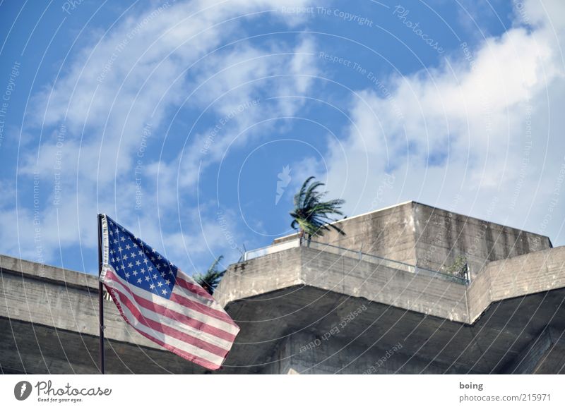 Guantanamo USA Militärgebäude Balkon Dachterrasse Wahrzeichen Fahne Politik & Staat Stars and Stripes Palme Farbfoto Außenaufnahme Gebäude Fassade Blauer Himmel