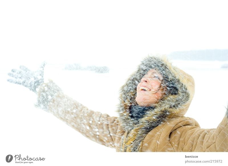 Schnee Frau Schneefall Winter Mantel Wintermantel Freude lachen Himmel Ferien & Urlaub & Reisen Winterurlaub Natur natürlich Handschuhe kalt Lebensfreude