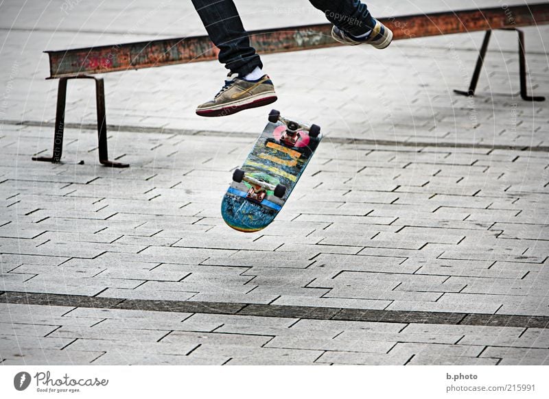 in the air Sport Skateboard Skateboarding Mensch Jugendliche Beine Fuß 1 Platz Spielen springen außergewöhnlich sportlich mehrfarbig grau Freude Freiheit