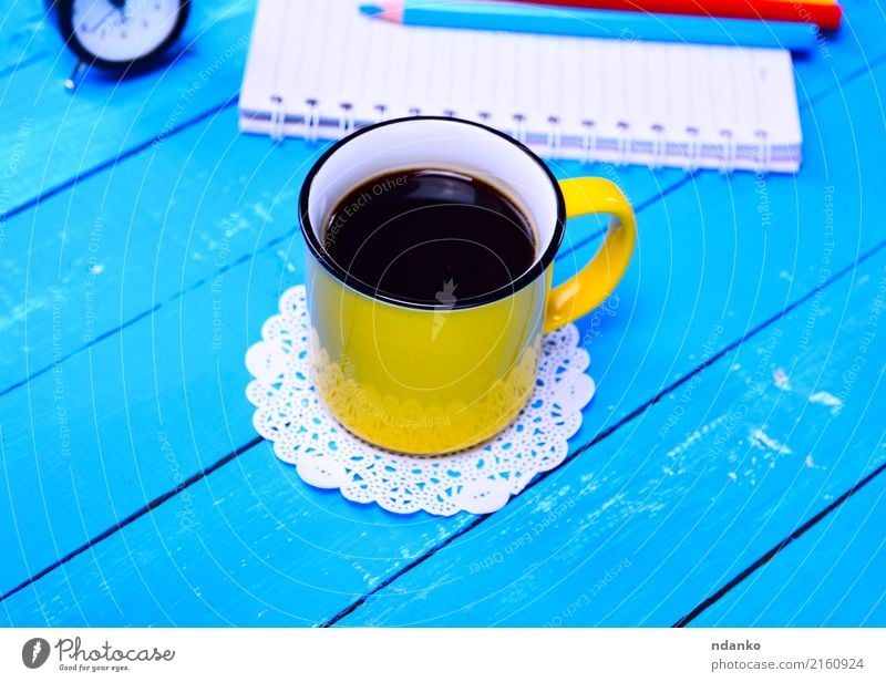 Schwarzer Kaffee in einem gelben Becher Frühstück Kaffeetrinken Getränk Espresso Tasse Tisch Restaurant Holz frisch heiß oben retro schwarz Café duftig Top