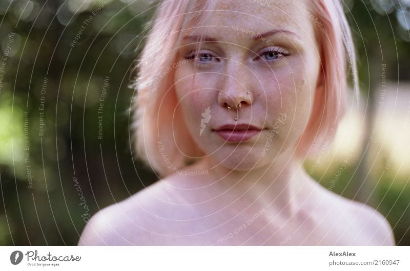Portrait einer jungen Frau mit Sommersprossen und rosa- blonden Haaren Stil schön Leben Ausflug Junge Frau Jugendliche Gesicht 18-30 Jahre Erwachsene Landschaft