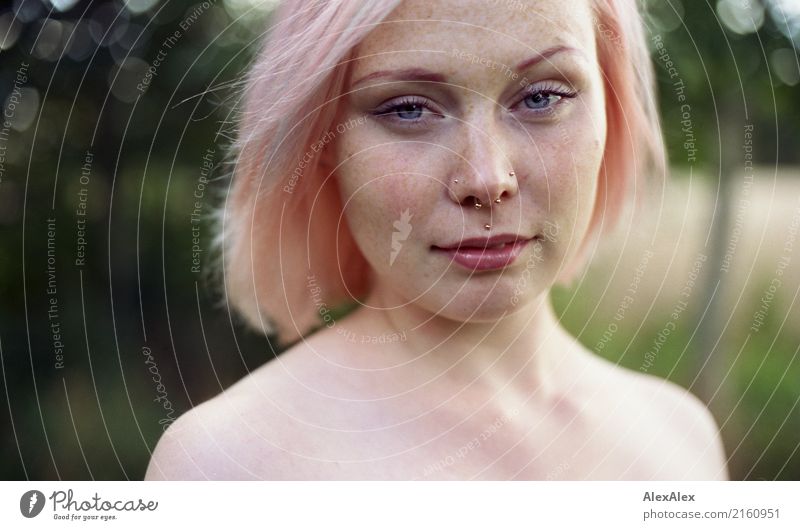 Portrait einer jungen Frau mit Sommersprossen und rosa-blonden Haaren Lifestyle Stil schön Leben Wohlgefühl Sommerurlaub Junge Frau Jugendliche Gesicht Schulter