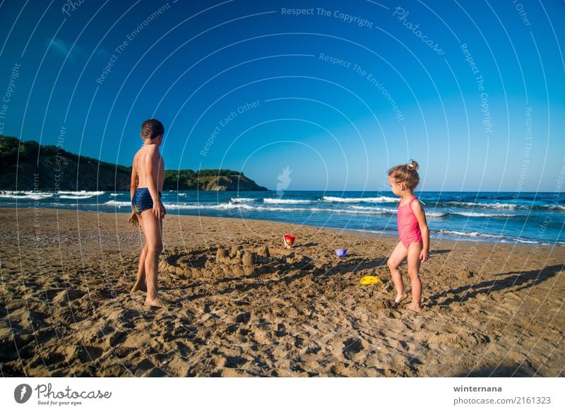 Kinder am Strand Mädchen Junge Badeanzug spielen Sand Himmel blau gelb Wellen MEER Wetter warm Sommer