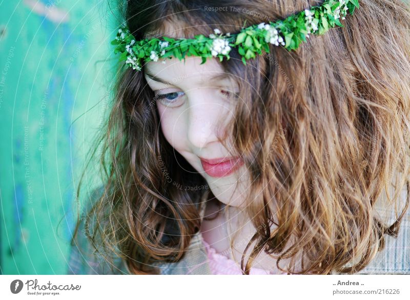Tanz in den Mai III feminin Blick Denken Mädchen nachdenklich Kind Porträt brünett Sehnsucht schön Freundlichkeit Erwartung Gesicht Auge Jugendliche Blumenkranz