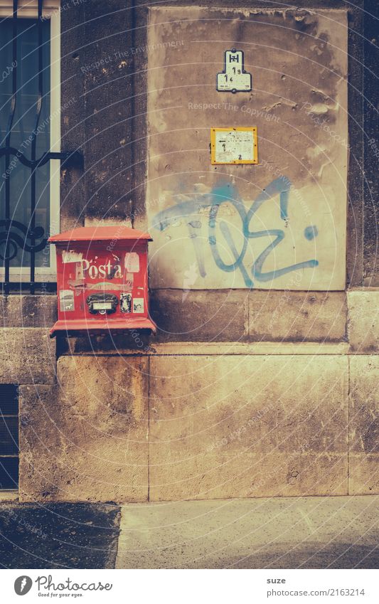 Posta Lifestyle Ferien & Urlaub & Reisen Tourismus Städtereise Kultur Stadt Hauptstadt Stadtrand Altstadt Fassade Briefkasten alt dreckig einzigartig rot