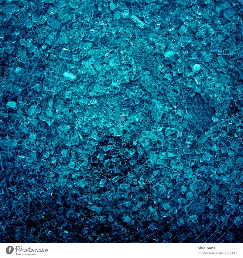 Scherbenhaufen Glas hell blau schwarz Glassplitter türkis hell-blau Strukturen & Formen Farbfoto Innenaufnahme Nahaufnahme Detailaufnahme Menschenleer Tag