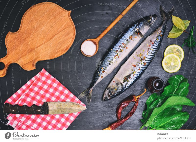 frischer Makrelenfisch mit Gewürzen Fisch Meeresfrüchte Kräuter & Gewürze Ernährung Mittagessen Abendessen Diät Messer Löffel Tisch Restaurant Gastronomie Natur