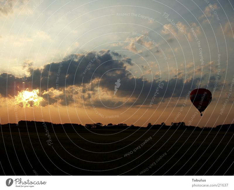 Ballon in der Abendröte Luftverkehr Abenrot Himmel Sonne Ballone