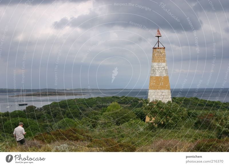 Landschaftsaufnahme mit Mann. Leuchtturm , Meer, Bäume, Segelboot in Kroatien Ferien & Urlaub & Reisen Tourismus Ausflug Sommer Insel Wellen maskulin Erwachsene