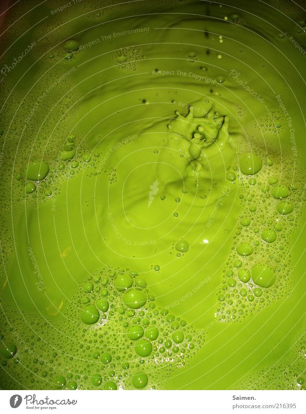 das alien hängt an der decke Wasser nass grün Tropfen Strukturen & Formen Blase Schaum Ekel Farbenspiel Wellen Farbfoto Innenaufnahme Nahaufnahme Kunstlicht