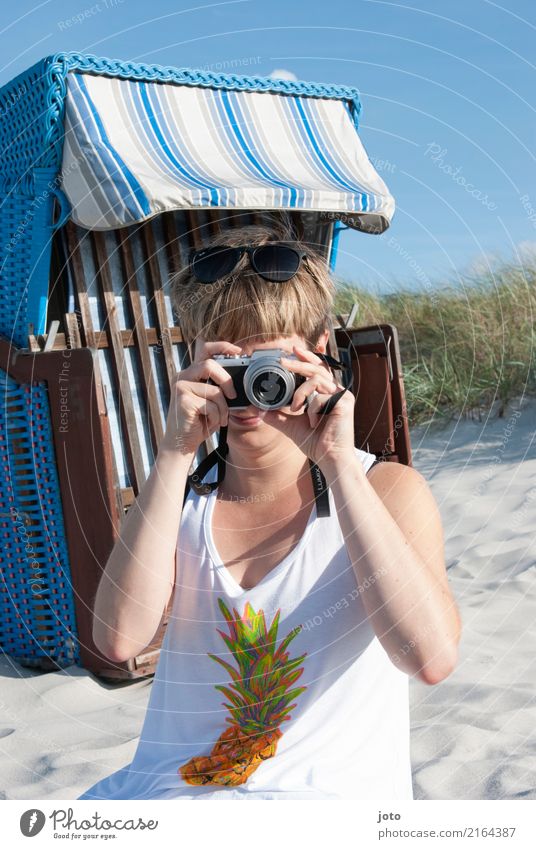 Fotografieren Freude Freizeit & Hobby Ferien & Urlaub & Reisen Tourismus Ausflug Sightseeing Sommer Sommerurlaub Strand Fotokamera Junge Frau Jugendliche