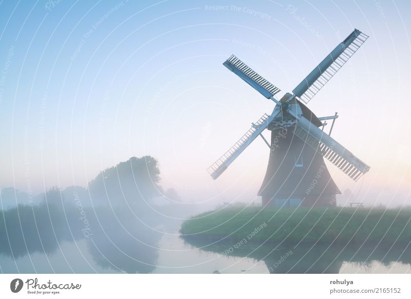charmante Windmühle im Morgennebel, Holland Ferien & Urlaub & Reisen Kultur Natur Landschaft Himmel Sommer Schönes Wetter Nebel Teich See Gebäude Architektur