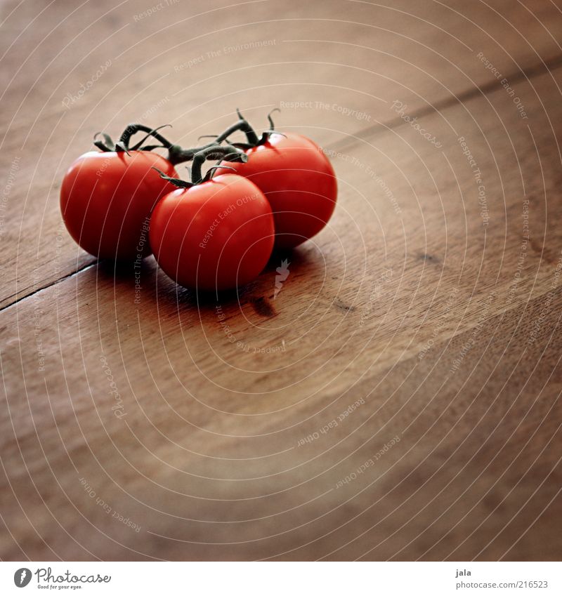 kleine tomaten-ernte Lebensmittel Gemüse Ernährung Bioprodukte Vegetarische Ernährung Holz Gesundheit lecker braun rot Tomate Vitamin Tisch 3 Farbfoto