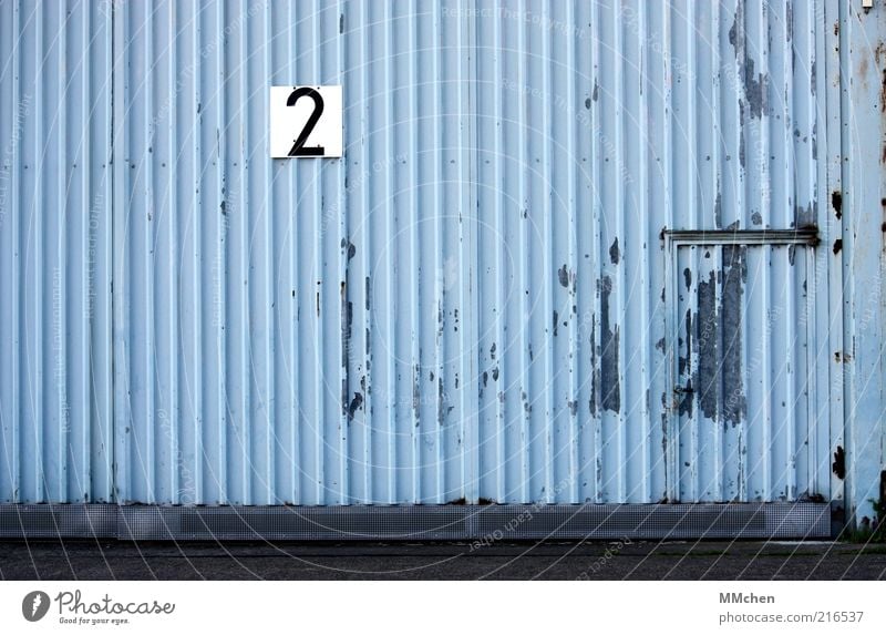 Tor Nummer 2 Gebäude blau Lagerhalle Halle Blech Tür Eingang Schilder & Markierungen Beschilderung Ziffern & Zahlen grau Hangar Farbfoto Außenaufnahme