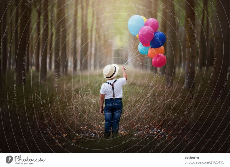 Kind mit Ballonen im Wald Lifestyle Ausflug Abenteuer Freiheit Mensch Kleinkind Kindheit 1 3-8 Jahre Natur Globus Ferien & Urlaub & Reisen träumen kuschlig
