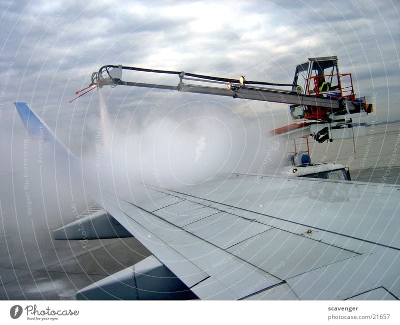 Enteisung Flugzeug Enteisungsmaschine Tragfläche Kran Arbeit & Erwerbstätigkeit Maschine Licht Flughafen Gerät Technik & Technologie Wasserdampf Führerhaus