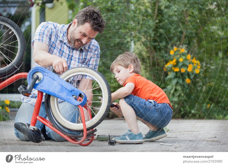 Vater und Sohn reparieren zusammen ein Fahrrad Lifestyle Freizeit & Hobby Basteln Reparatur Garten Mensch maskulin Kind Junge Mann Erwachsene