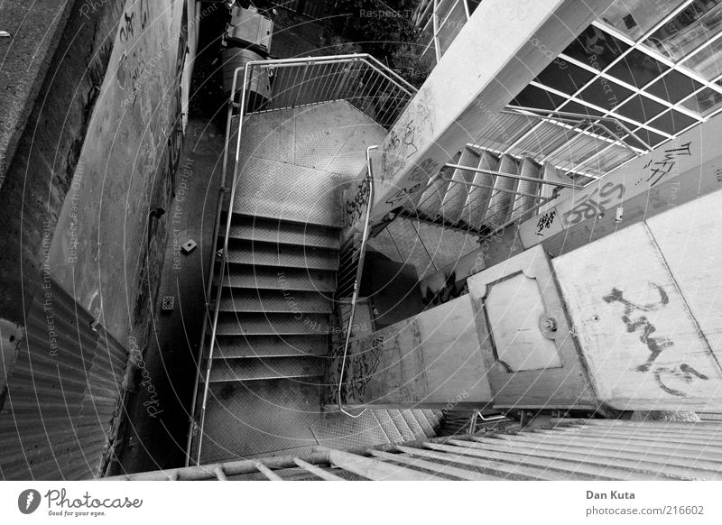 Backstreet Menschenleer Bauwerk Treppe Treppenturm Geländer Treppengeländer authentisch abwärts Etage dreckig Beton Säule Graffiti Schmiererei Schwarzweißfoto