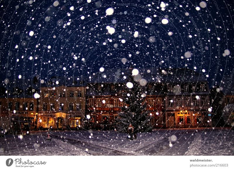 Bald ist Weihnachten Winter Schnee Schneefall Kleinstadt Haus Marktplatz blau braun Stimmung Vorfreude Weihnachtsbaum Farbfoto mehrfarbig Außenaufnahme abstrakt