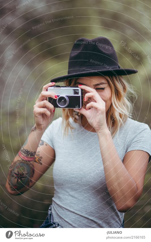 Junge Frau macht Foto mit Retro- Kamera Stil Freude Freizeit & Hobby Ferien & Urlaub & Reisen Tourismus Ausflug Abenteuer Freiheit Sightseeing Camping