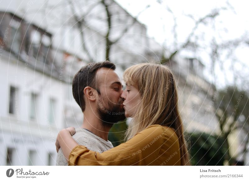 knutsch Paar Partner Leben 2 Mensch 18-30 Jahre Jugendliche Erwachsene Baum Sträucher langhaarig Bart berühren entdecken genießen Küssen Zusammensein Glück