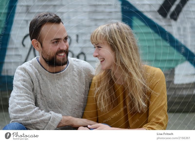 herrlich Junge Frau Jugendliche Junger Mann Paar Partner 2 Mensch 18-30 Jahre Erwachsene brünett blond langhaarig Bart entdecken Erholung genießen lachen