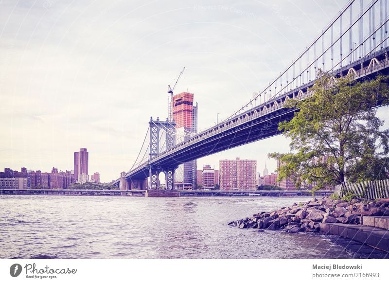 Manhattan Bridge in New York, Farbtonen angewandt, USA. Flussufer Stadt Brücke Architektur Wahrzeichen retro New York State Großstadt altehrwürdig nyc gefiltert