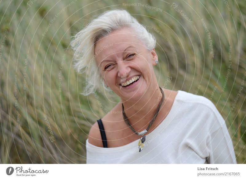 Lebensfreude Frau Erwachsene Haare & Frisuren Gesicht 1 Mensch 45-60 Jahre Sträucher Kette weißhaarig atmen genießen lachen Fröhlichkeit Glück lustig positiv