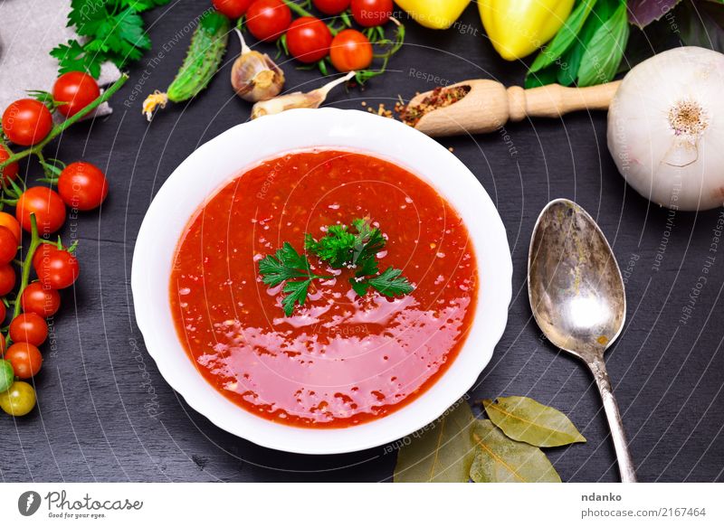 Gazpacho spanische kalte Suppe Gemüse Eintopf Kräuter & Gewürze Ernährung Mittagessen Abendessen Vegetarische Ernährung Diät Teller Löffel Sommer Tisch Küche