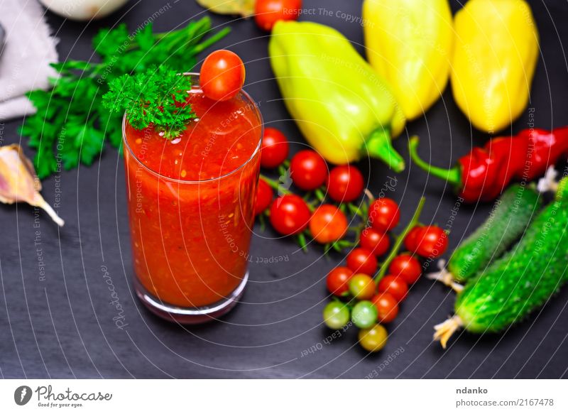 Saft aus einer roten Tomate Gemüse Kräuter & Gewürze Vegetarische Ernährung Diät Glas Küche Holz frisch grün weiß Kirsche Paprika Hintergrund Zutaten Ernte reif