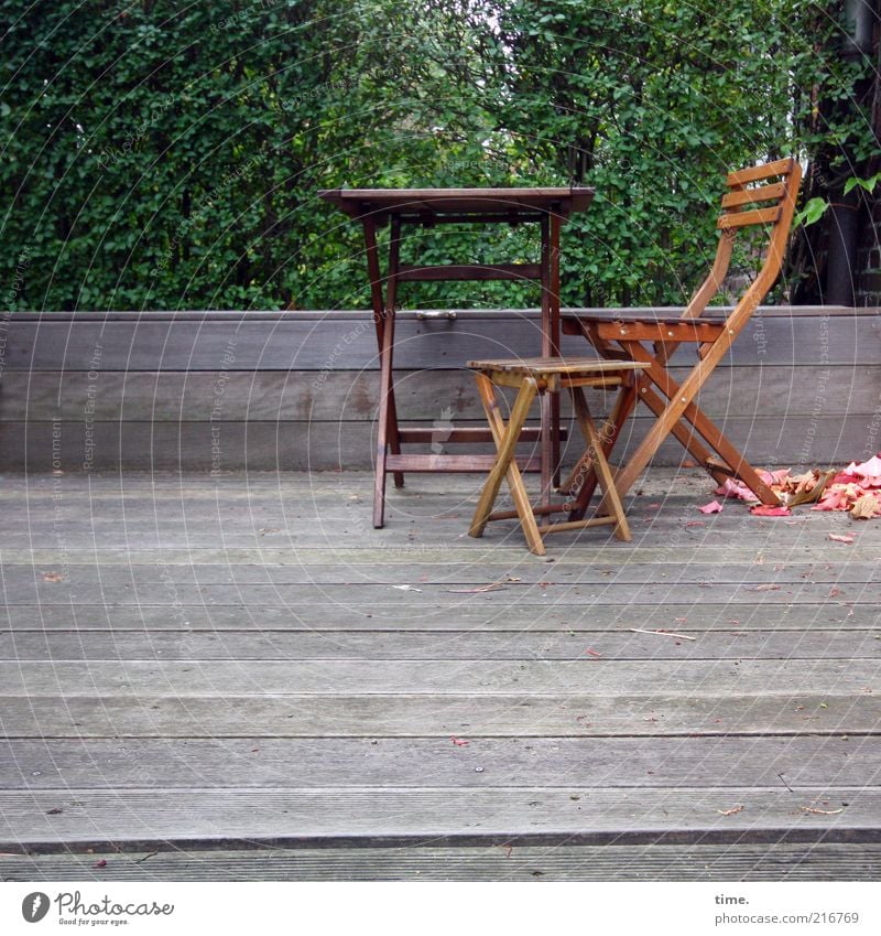[HH10.1] - Vorgartenensemble Garten Tisch Stuhl Stuhllehne Holz Sitzgelegenheit Möbel Außenaufnahme Baum grün Blatt Herbst Pause klein groß Veranda Am Rand