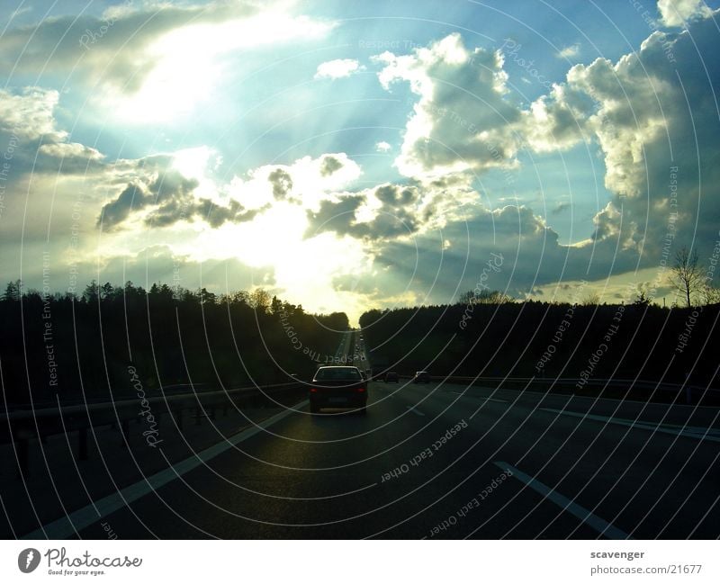 sunset road Autobahn Geschwindigkeit unterwegs dunkel Wolken Sonnenuntergang Licht Ferne lang tief mystisch Wald schwarz Linie Streifen Verkehr PKW Straße