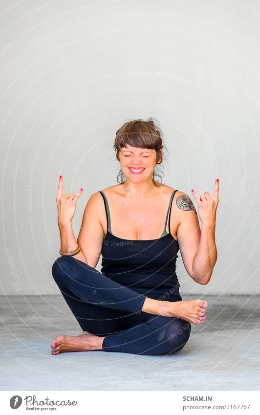 Schöne Dame - Yogaschülerin - zeigt verschiedene Yoga-Positionen. Wippe in der Seele. Gesundheitswesen Wohlgefühl Erholung Meditation Fitness Leichtathletik