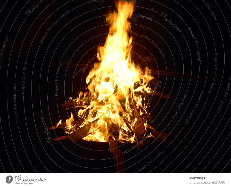 Lagerfeuer Licht brennen Holz Physik dunkel Nacht Brand Feste & Feiern Feuerstelle hell Natur Wärme Abend